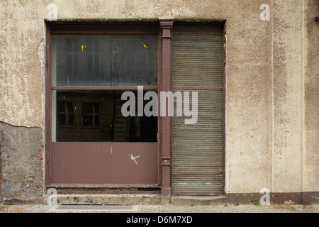 Berlin, Deutschland, Closed Shop in einem heruntergekommenen Gebäude Stockfoto