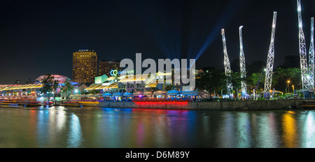 Singapur touristische Clarke Quay am Singapore River Wasserreflexion Stockfoto