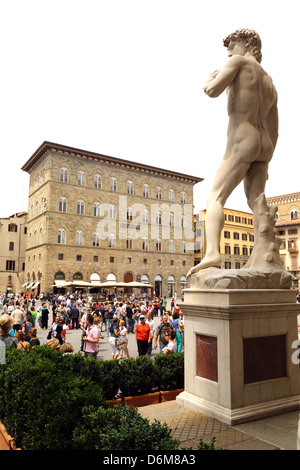 Kopie von Michelangelos Statue des David stehen außen Palazzo Vecchio in Florenz Italien Stockfoto