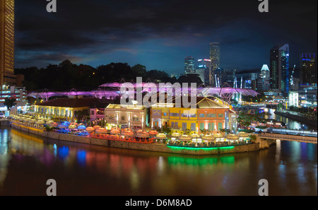 Nachtleben am Clarke Quay am Singapore River zur blauen Stunde Panorama Luftbild Stockfoto