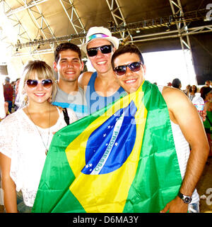 Indio, Kalifornien. 19. April 2013.  80.000 Karten verkauft das Coachella Music Festival in wenigen Stunden. Fans aus Brasilien. 19. April 2013. Bildnachweis: Lisa Werner/Alamy Live News Stockfoto