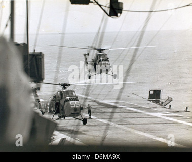 Zwei Sikorsky H-34 Hubschrauber kommen an Bord eines Schiffes und zeigen ihre Rolle bei militärischen Operationen. Die H-34 wurde sowohl in militärischen als auch in zivilen Anwendungen eingesetzt und trug zur Entwicklung des Hubschraubertransports bei. Stockfoto