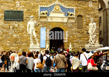 Touristen vor dem Palazzo Vecchio in Florenz Stockfoto