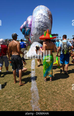 Indio, Kalifornien. 19. April 2013.  80.000 Karten verkauft das Coachella Music Festival in wenigen Stunden. Eine riesige Schnecke hinterlässt eine Spur der Bläschen. Poetische kinetische "Helix Poeticus," den Spitznamen die Coachella-Schnecke. Stockfoto