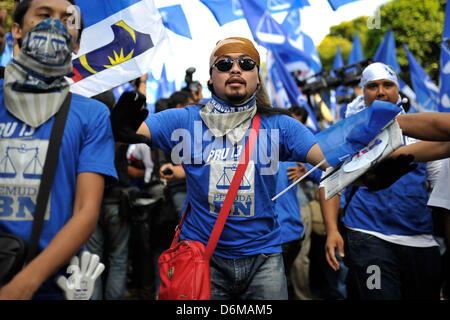 20. April 2013 - Kuala Lumpur, Malaysia - Unterstützer der regierenden Partei Front National machen ihren Weg zur Wahl Nominierung Station zur Unterstützung ihrer Kandidaten bei den Lembah Pantai Wahlkreis in Kuala Lumpur. Malaysia gehen zu den Wahlen am 5. Mai. Insgesamt 222 parlamentarischen und 505 Zustand Sitze werden angefochten werden. (Kredit-Bild: © Najjua Zulkefli/ZUMAPRESS.com) Stockfoto