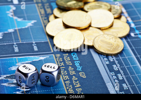 Schnetzelt Würfel mit Worten kaufen, verkaufen, Münzen und finanzielle Grafik als Hintergrund. Würfel für Händler. Selektiven Fokus Stockfoto