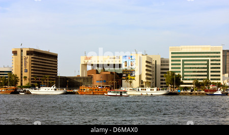 Blick über den Bach in Richtung Deira, Dubai, Vereinigte Arabische Emirate Stockfoto