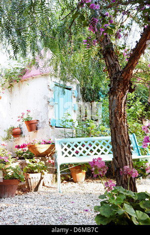 Türkisfarbene Bank im Innenhof Beverly Feldman Schuh Designer Haus Alicante Spanien Stockfoto