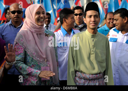 20. April 2013 - Kuala Lumpur, Malaysia - malaysische Opposition Gerechtigkeitspartei Kandidat NURUL IZZAH ANWAR (2 L), Tochter von Oppositionsführer Anwar Ibrahim, lacht, als sie mit ihrem Ehemann Raja Ahmad Shahrir ankommt (2. R) für den Nominierungsprozess bei Lembah Pantai Wahlkreis in Kuala Lumpur. Malaysia gehen zu den Wahlen am 5. Mai. Insgesamt 222 parlamentarischen und 505 Zustand Sitze werden angefochten werden. (Kredit-Bild: © Najjua Zulkefli/ZUMAPRESS.com) Stockfoto