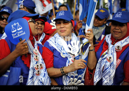 20. April 2013 tragen - Kuala Lumpur, Malaysia - weibliche Fans der regierenden Partei Front National, Schals und Mützen mit Partei-Logo, wie sie vor einer Wahl Nominierung Bahnhof zur Unterstützung ihrer Kandidaten bei den Lembah Pantai Wahlkreis in Kuala Lumpur sammeln. Malaysia gehen zu den Wahlen am 5. Mai. Insgesamt 222 parlamentarischen und 505 Zustand Sitze werden angefochten werden. (Kredit-Bild: © Najjua Zulkefli/ZUMAPRESS.com) Stockfoto