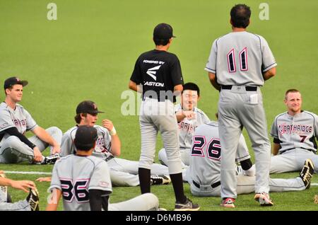 Honolulu, Hawaii, USA. 19. April 2013. Spieler aus der Cal State Northridge Matadors Baseballteam Strecken im Outfield vor einem Spiel gegen die Hawaii Regenbögen Les Murakami Stadium, Honolulu, HI. Stockfoto