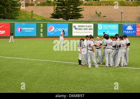 Honolulu, Hawaii, USA. 19. April 2013. Die Cal State Northridge Matadors drängen um ihren Cheftrainer vor einem Spiel gegen die Hawaii Regenbögen Les Murakami Stadium, Honolulu, HI. Stockfoto