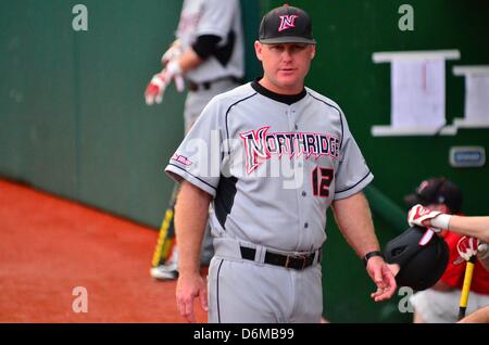 Honolulu, Hawaii, USA. 19. April 2013. Cal State Northridge Matadors Matt Curtis kommt zurück auf die Trainerbank vor dem Start eines Spiels gegen den Hawaii-Regenbogen Les Murakami Stadium, Honolulu, HI. Stockfoto