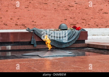Grab des unbekannten Soldaten mit ewiger Flamme im Alexander Garden (Moskau) Stockfoto