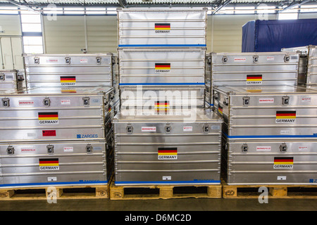 Aluminium-Transportboxen für Notfallausrüstung. Deutsche Flagge. Deutsche Disaster Relief Team-Einheit, THW. Stockfoto