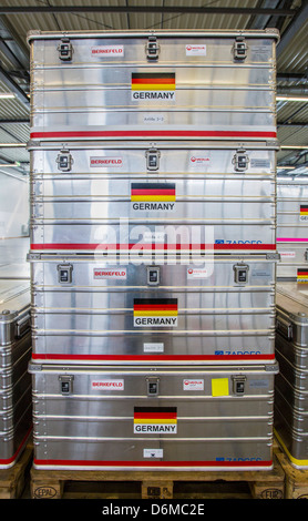 Aluminium-Transportboxen für Notfallausrüstung. Deutsche Flagge. Deutsche Disaster Relief Team-Einheit, THW. Stockfoto