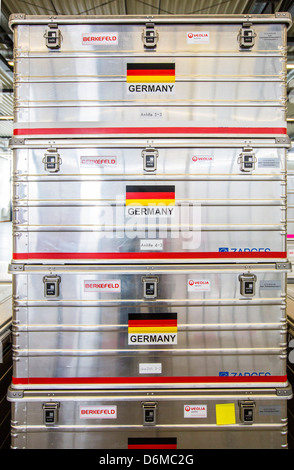 Aluminium-Transportboxen für Notfallausrüstung. Deutsche Flagge. Deutsche Disaster Relief Team-Einheit, THW. Stockfoto