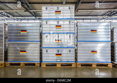 Aluminium-Transportboxen für Notfallausrüstung. Deutsche Flagge. Deutsche Disaster Relief Team-Einheit, THW. Stockfoto