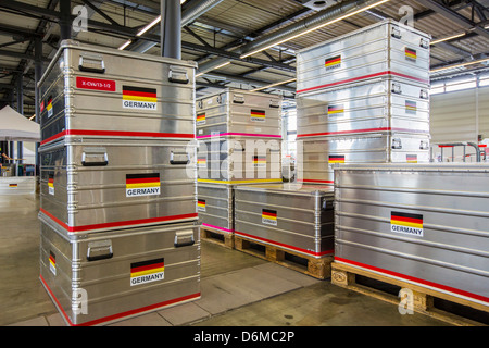 Aluminium-Transportboxen für Notfallausrüstung. Deutsche Flagge. Deutsche Disaster Relief Team-Einheit, THW. Stockfoto