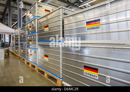 Aluminium-Transportboxen für Notfallausrüstung. Deutsche Flagge. Deutsche Disaster Relief Team-Einheit, THW. Stockfoto