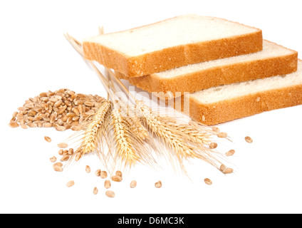 Weizenkörner, Ohren und Brot auf weißen bcakground Stockfoto