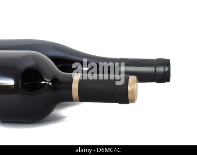 Roter Wein in Flaschen auf weißem Hintergrund Stockfoto