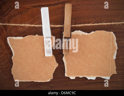 Karten mit Wäscheklammern am Seil Stockfoto