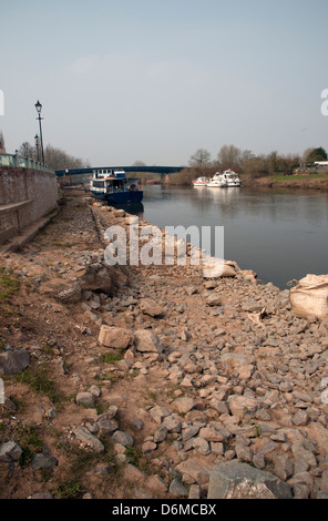 Umfangreiche Flussufer Hochwasserabwehr arbeiten Fluss Severn in Upton auf Severn Worcestershire UK Fronting das Swan Hotel am Fluss Stockfoto