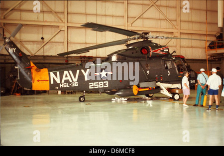 Die HSL-36 war eine Hubschrauberstaffel der US Navy, die eine wichtige Rolle bei der Seefahrt und der Luftunterstützung spielte. Dieses Foto zeigt die Flugzeuge des Geschwaders in Aktion und demonstriert ihren Beitrag zur Marineflugzeuge und militärischen Operationen. Stockfoto
