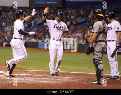 19. April 2013 - St. Petersburg, Florida, USA - Strahlen dritte Baseman EVAN LONGORIA (links) Noten nach der Kollision mit einer 2-Run Homers im vierten Inning am Freitag. Teamkollegen BEN ZOBRIST (zweiter von links) und SHELLEY DUNCAN (rechts) gratulieren Longoria während ehemalige Strahlen warten und Oaklands Catcher JOHN JASSO (zweiter von rechts) beobachtet. Longoria und Zobrist führen die Tampa Bay Rays Vergangenheit der Oakland Athletics 8-3 am Freitag im Tropicana Field. (Kredit-Bild: © Chris Zuppa/Tampa Bay Times/ZUMAPRESS.com) Stockfoto