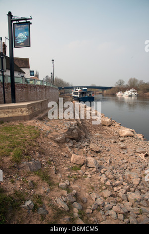 Umfangreiche Flussufer Hochwasserabwehr arbeiten Fluss Severn in Upton auf Severn Worcestershire UK Fronting das Swan Hotel am Fluss Stockfoto