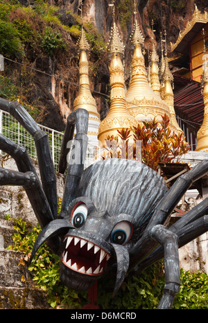 Die fantastische buddhistischen Höhlen von Pindaya, Myanmar - ein riesiger böse Spinne bewacht den Eingang Stockfoto