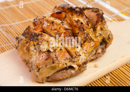 Braten von der Schweineschinken mit Kräutern und Gemüse Stockfoto