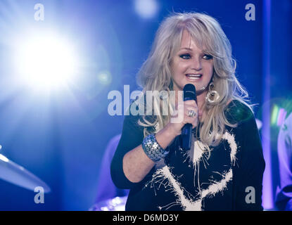 Britische Sängerin Bonnie Tyler während der ZDF-Musik führt zu zeigen "Inka Bause Live" in Burg, Deutschland, 19. April 2013. Foto: Andreas Lander Stockfoto