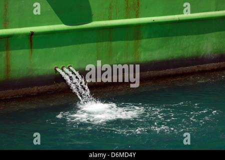 Wasser, die sich aus ein Schiff für die Kühlung des Motors Stockfoto