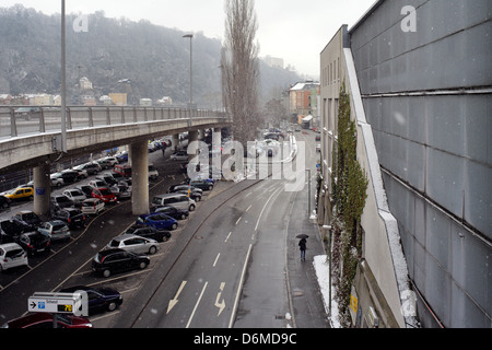 Passau, Deutschland, geparkten Autos unter einer Strassenbruecke und ein Parkhaus Stockfoto