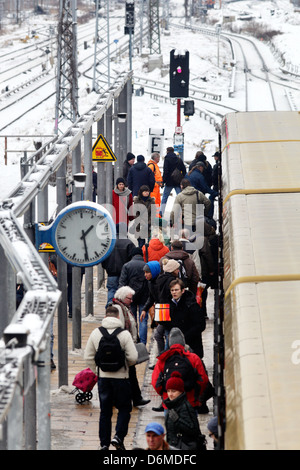 Berlin, Deutschland, S-Bahn-Zug und Fahrgäste im Bahnhof Ostkreuz in Berlin-Friedrichshain Stockfoto