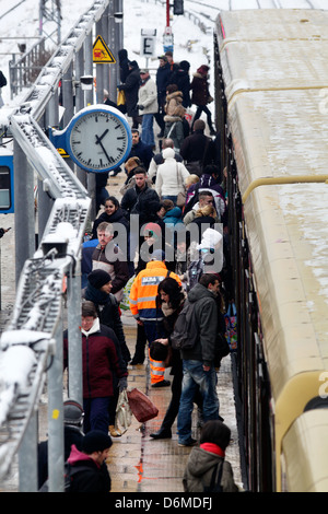 Berlin, Deutschland, S-Bahn-Zug und Fahrgäste im Bahnhof Ostkreuz in Berlin-Friedrichshain Stockfoto