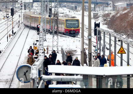 Berlin, Deutschland, S-Bahn-Zug und Fahrgäste im Bahnhof Ostkreuz in Berlin-Friedrichshain Stockfoto