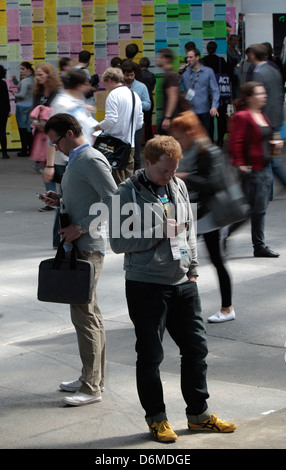 Berlin, Deutschland, Besucher auf der Re: Publica 2012 im Berliner Bahnhof Stockfoto