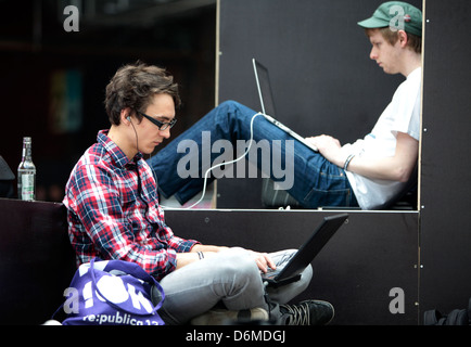 Berlin, Deutschland, Besucher auf der Re: Publica 2012 im Berliner Bahnhof Stockfoto