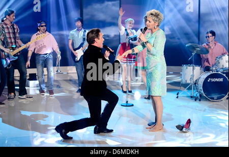 Sänger Stefan Mross (L) und Moderatorin Inka Bause Gastgeber der ZDF-Musikshow "Inka Bause Live" in Burg, Deutschland, 19. April 2013. Foto: Andreas Lander Stockfoto