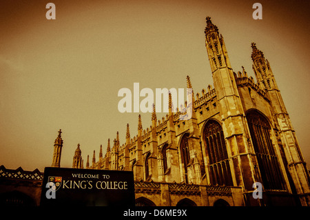 Willkommen Sie bei Kings College Zeichen. Mit Kapelle im Hintergrund an der University of Cambridge. Stockfoto