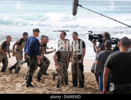 Schauspieler Alex O'Loughlin, Alan Ritchson und Terry O'Quinn mit Seglern aus gemeinsamen Basis Pearl Harbor-Hickam simulieren Navy SEALS Training während der Dreharbeiten der TV-Serie-CBS Hawaii Five-0 1. März 2013 in Haleiwa, Hawaii. Stockfoto