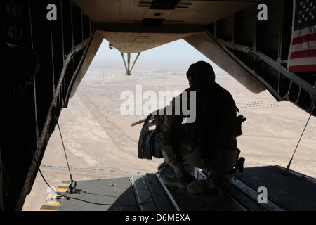 Ein US-Marine Gunner Tür sorgt für Sicherheit von einem CH-53E Super Stallion-Hubschrauber während des Betriebs 10. April 2013 in der Provinz Helmand, Afghanistan. Stockfoto