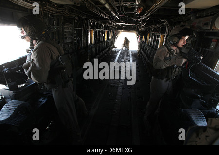 US Marine Tür "Gunners" sorgt für Sicherheit von einem CH-53E Super Stallion-Hubschrauber während des Betriebs 10. April 2013 in der Provinz Helmand, Afghanistan. Stockfoto