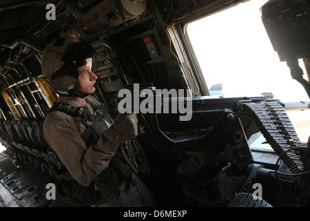 Ein US-Marine Gunner Tür sorgt für Sicherheit von einem CH-53E Super Stallion-Hubschrauber während des Betriebs 10. April 2013 in der Provinz Helmand, Afghanistan. Stockfoto