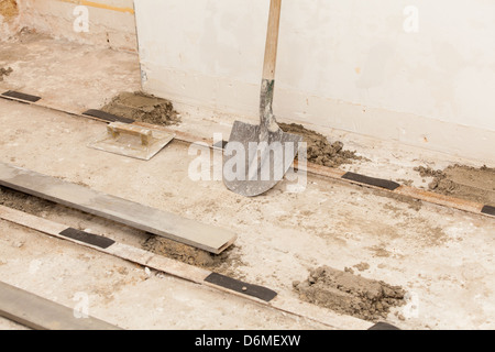 Realisierung einer Zementestrich in einem Haus Stockfoto