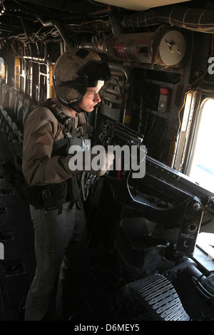 Ein US-Marine Gunner Tür sorgt für Sicherheit von einem CH-53E Super Stallion-Hubschrauber während des Betriebs 10. April 2013 in der Provinz Helmand, Afghanistan. Stockfoto