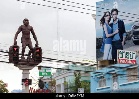 Höhlenmenschen oder Neandertaler mit Ampeln in der Stadt Krabi, Thailand Stockfoto